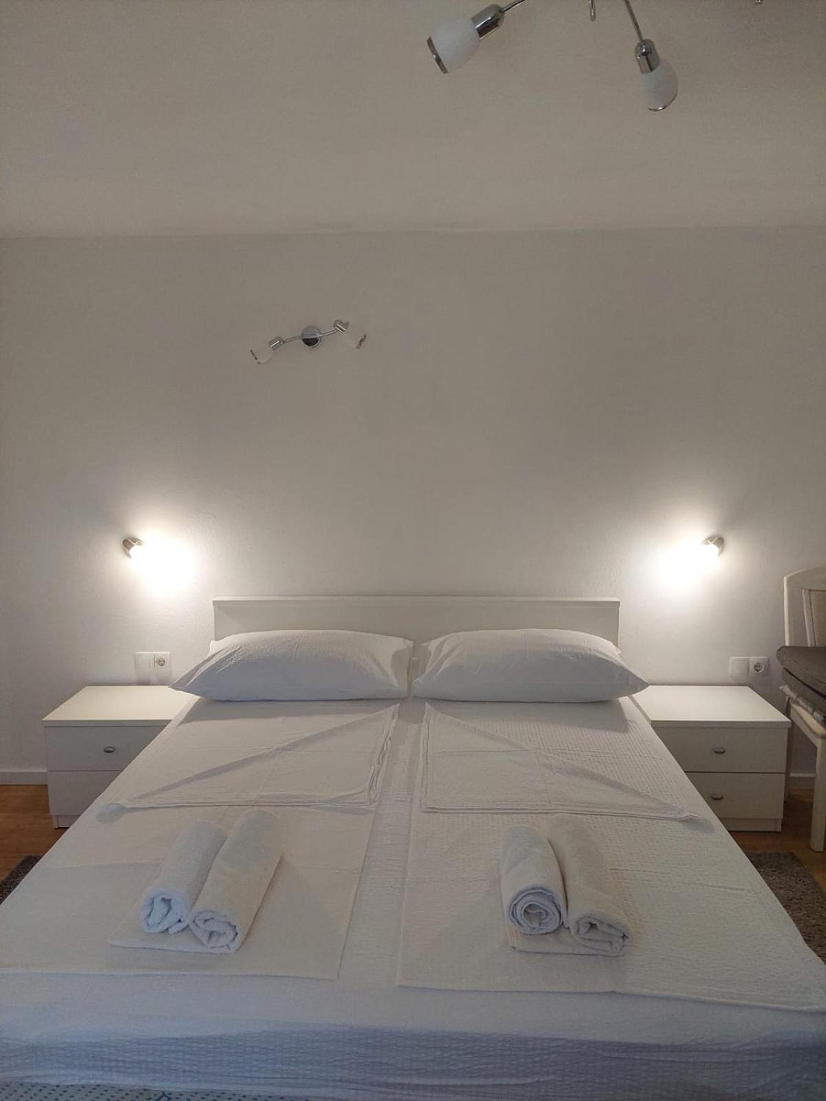 Villa Apartments Mate Cebalo لومباردا المظهر الخارجي الصورة